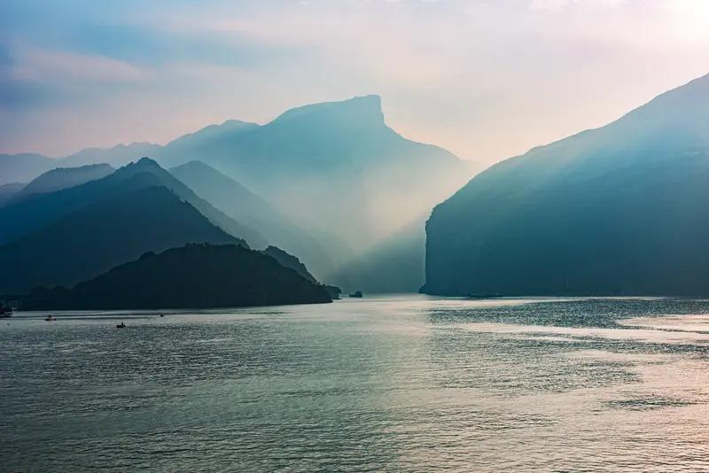上联：长江怒涌，沧波万里连天阔；
下联：峻岳雄峙，翠嶂千重接地巍。