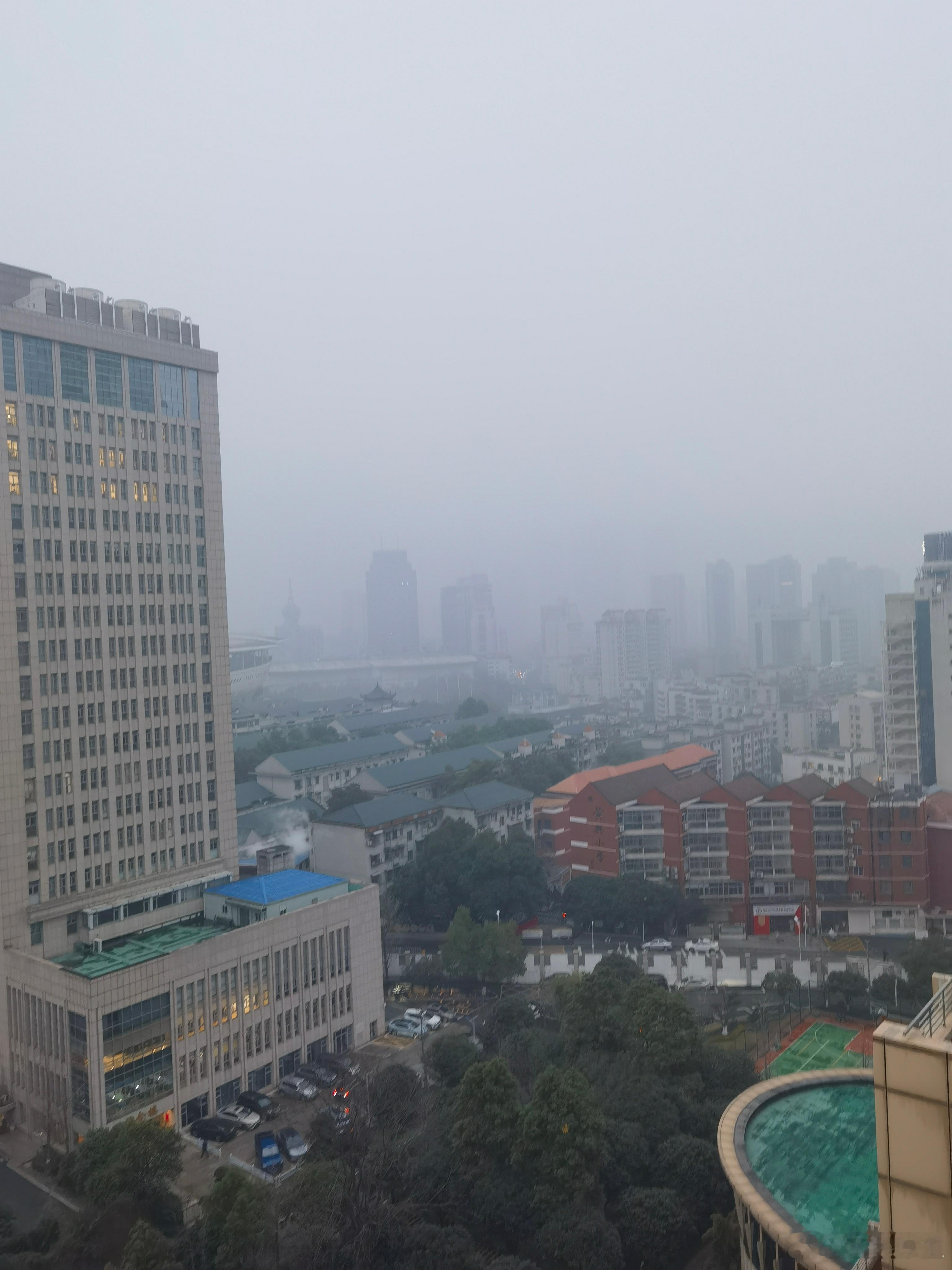 陈婕道友如晤：惠州岭南风物，偶见竹简新句，知是君心温润如春溪。某谪居惯听松涛，忽