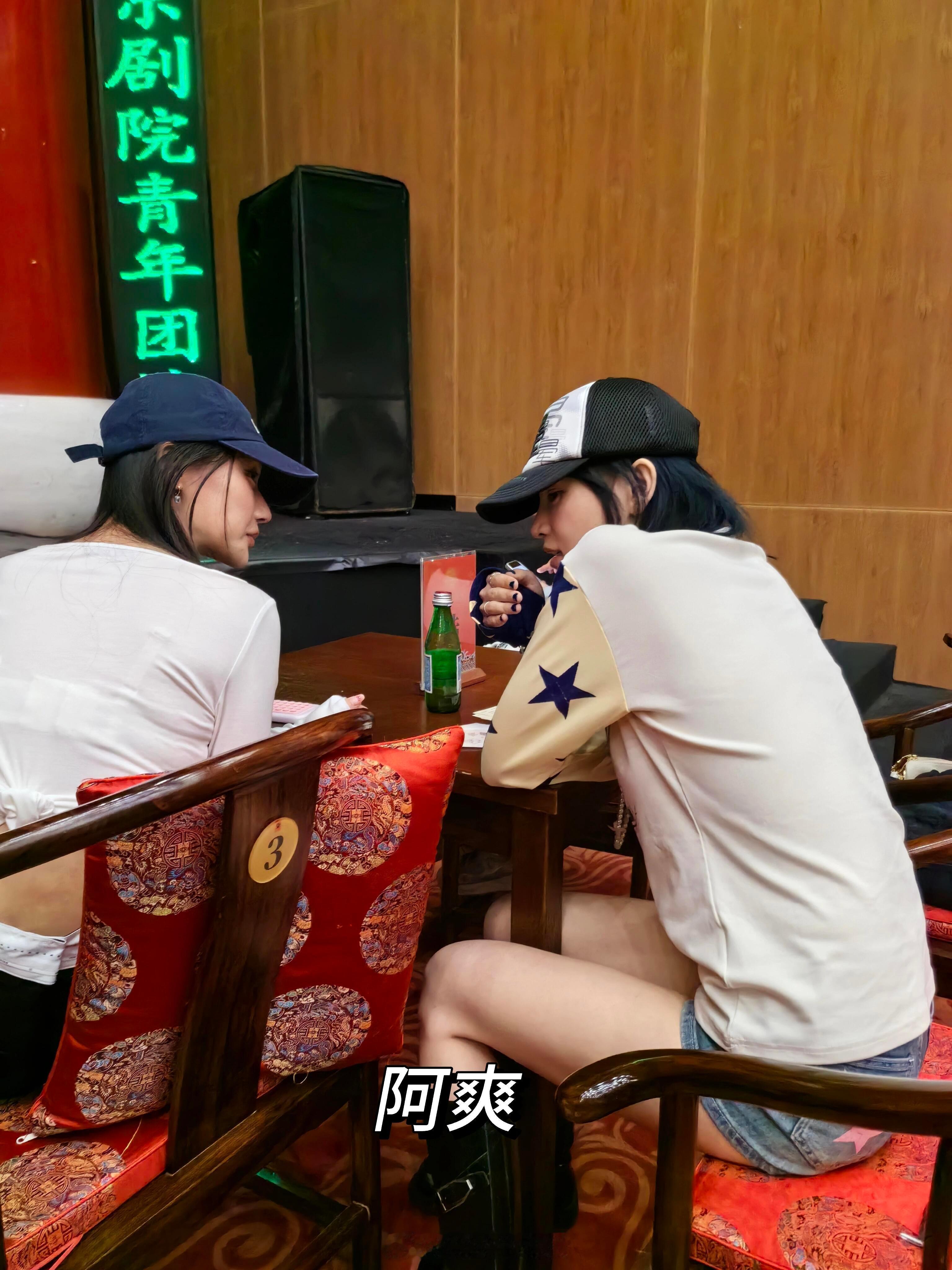 被偶遇看演出的黄灿灿何宣林黄灿灿何宣林看侯宇演出偶遇黄灿灿何宣林看侯宇演出
