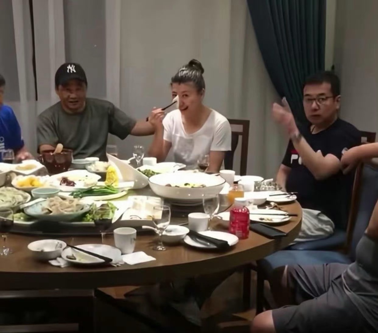 闫学晶 拿着老辈艺人的情怀滤镜消费观众信任，嘴上说着接地气的家常话，行动上却满是