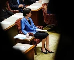 高市早苗落寞了，在解散众议院时，她一个人坐在椅子上目视前方，仿佛已经看到了自己的