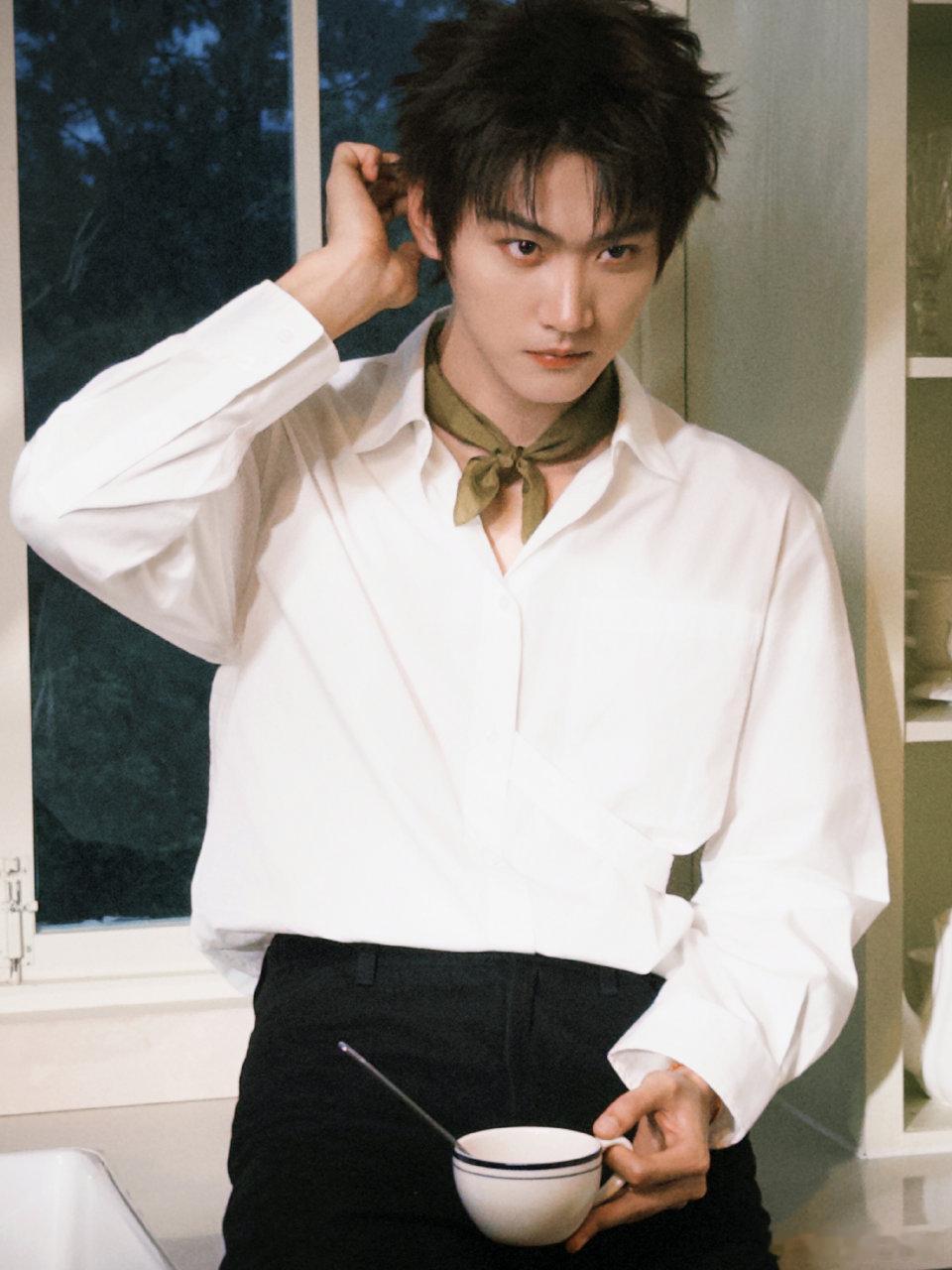 周柯宇 的小领结好别致啊！今天是超帅的小画家👨🏻🎨 