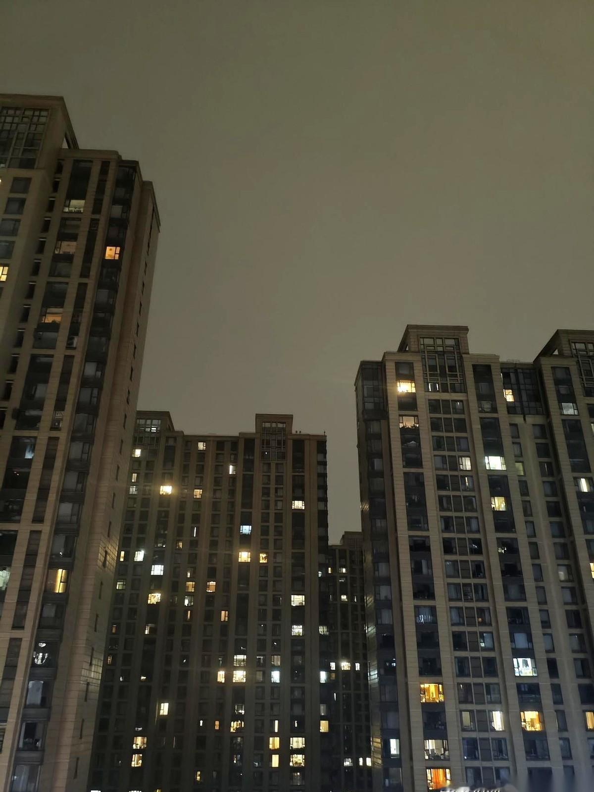 西安，被一声炸雷生生劈醒！
几天蒸笼模式，此刻被瓢泼大雨直接浇了个透心凉。窗外电