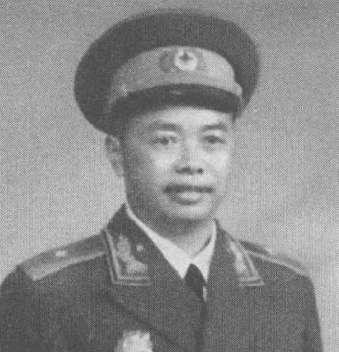 1940年，新四军政委蔡永受伤，危急关头，一年轻少女假扮他的妻子，把他藏在床上，