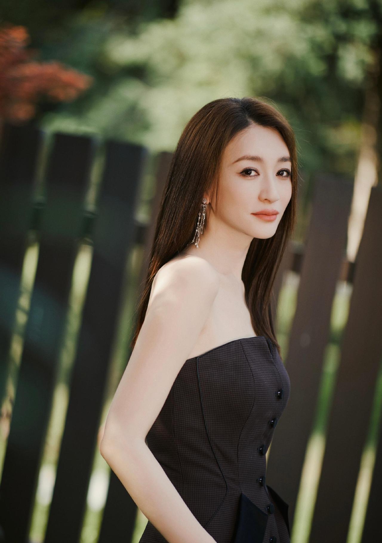 李小冉因唱歌跑调哭了两晚
节目播出后，镜头无意间捕捉到李小冉在后台偷偷抹泪的画面