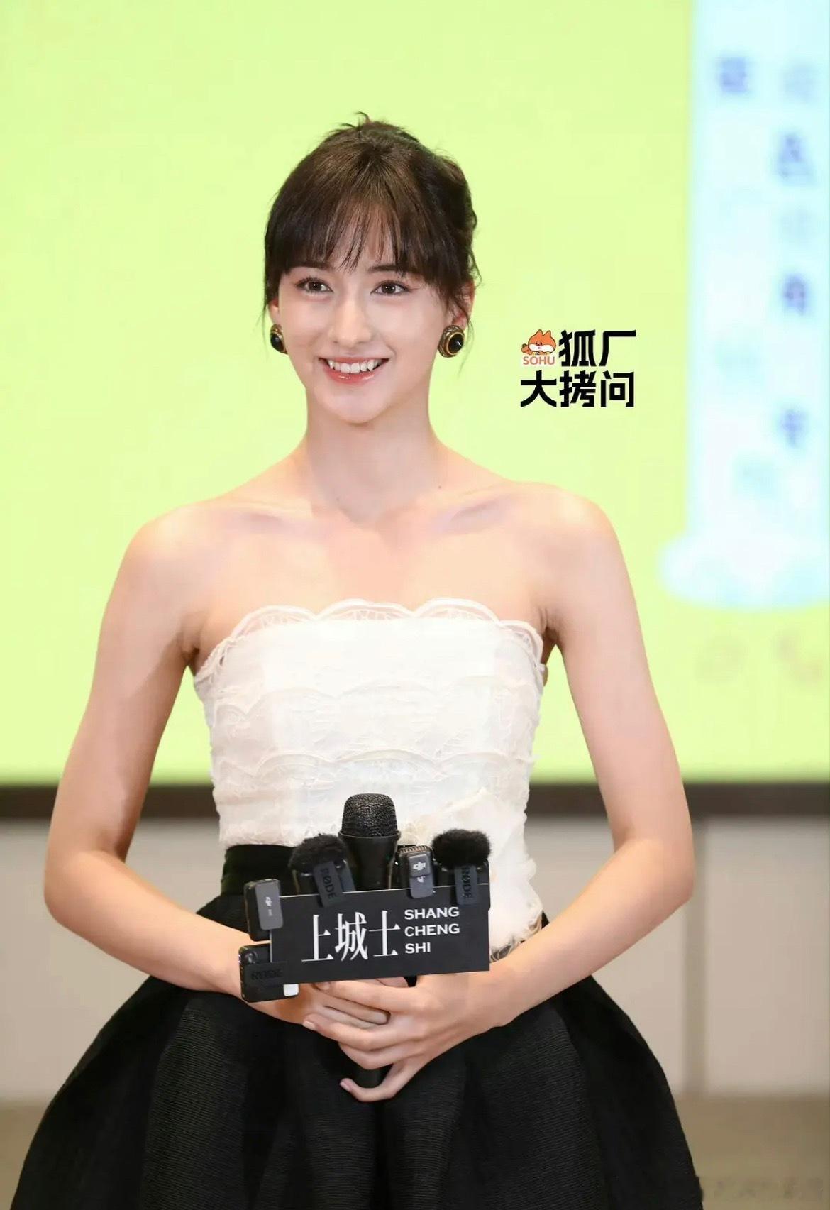 李宛妲看起来怎么有点男相了 ​​​