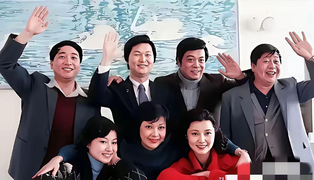 这张照片中的三位美女大明星我一眼就认出来了，是静静，思思和丽丽，后面的四个大老爷