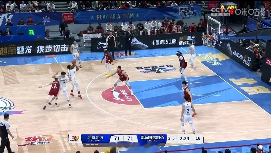 鲍威尔连中两记三分，青岛已经反超6分。北京男篮vs青岛男篮cba ​​​