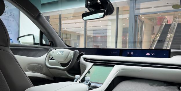 不仅是门把手有强制的规定，而且新版标准还移除了对半幅式方向盘的相关定义和适配规范