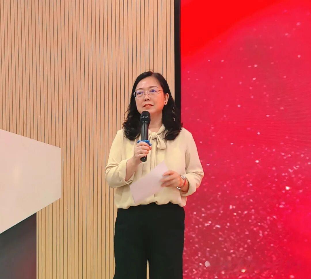 嘉兴高级中学举行张照荣书记荣休仪式
​          吕小华副书记主持仪式，