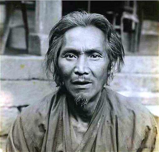 在威海沦陷后，他看到日寇将烧杀抢掠和轮奸妇女并且还把杀人当成游戏，他痛恨不已，于