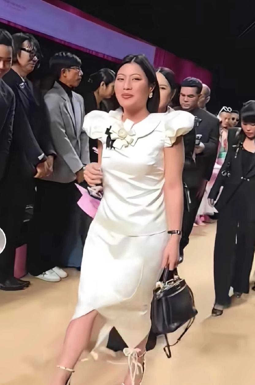 这个思蕊梵公主和提帮功小王子一样，从小就失去母爱。一个人在王宫中长大，她虽然贵为