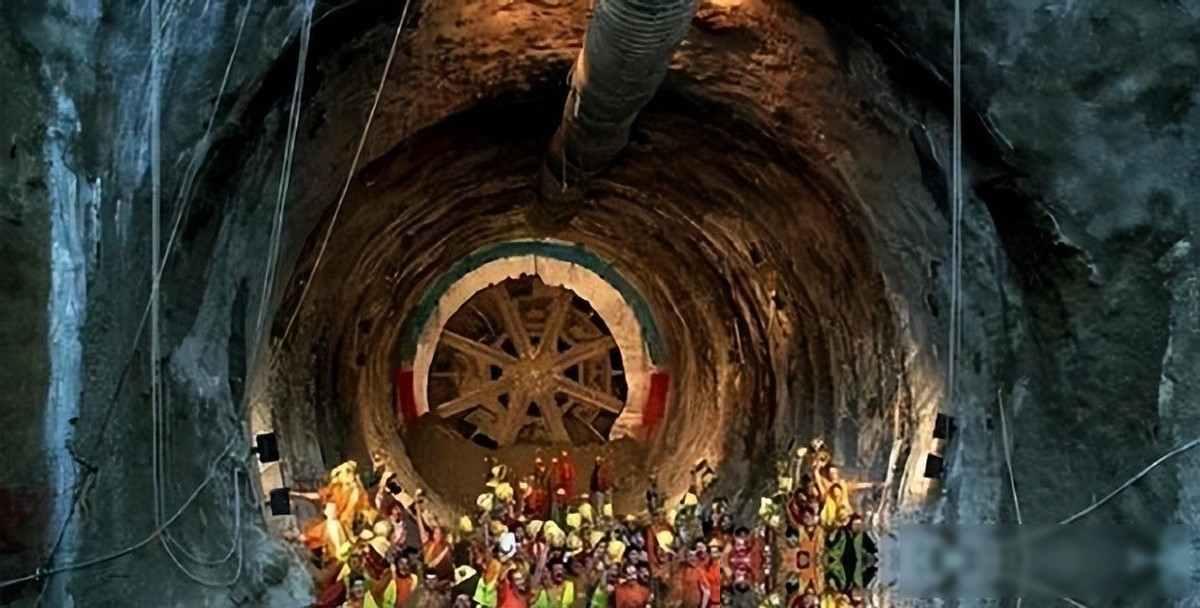 中国盾构突围之路：德国神话被打破
我老家在郑州，地铁施工时总能看见巨大的铁家伙从