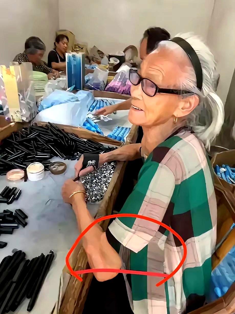 老了还得干活，你怕不怕？

照片里，白发奶奶端盘子，手稳得像三十年前。

有人心