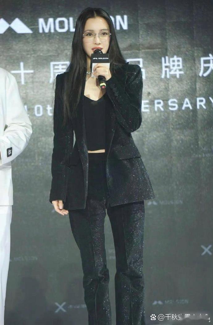 杨颖新照曝光，新发型显老，有点像秦岚，仿佛换了个人 ​​​