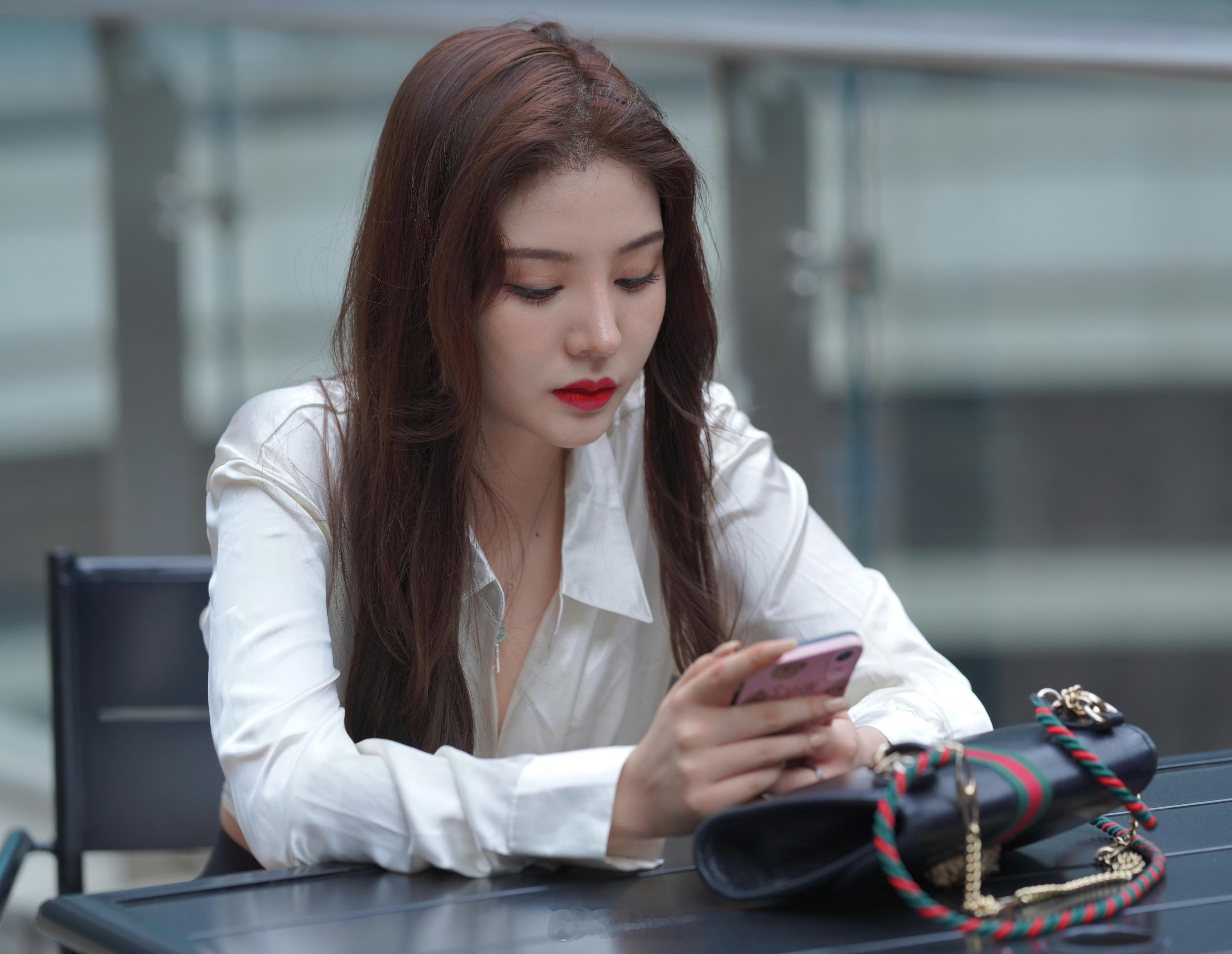 手机不离手的小姐姐 ​​​