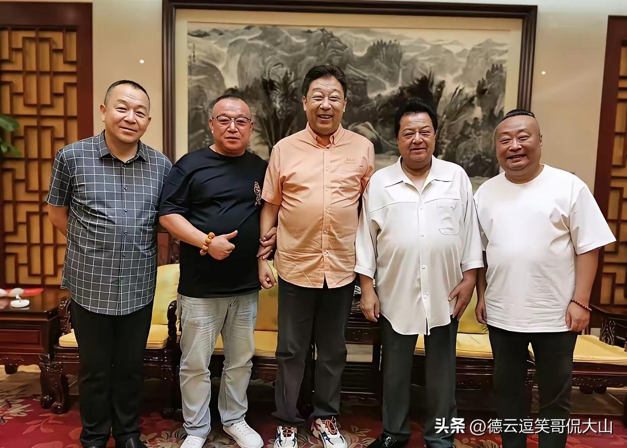 曾斥德云社相声下三路自己女儿不敢听的郑健一席评论出圈，活动站C位，主流大咖李金斗
