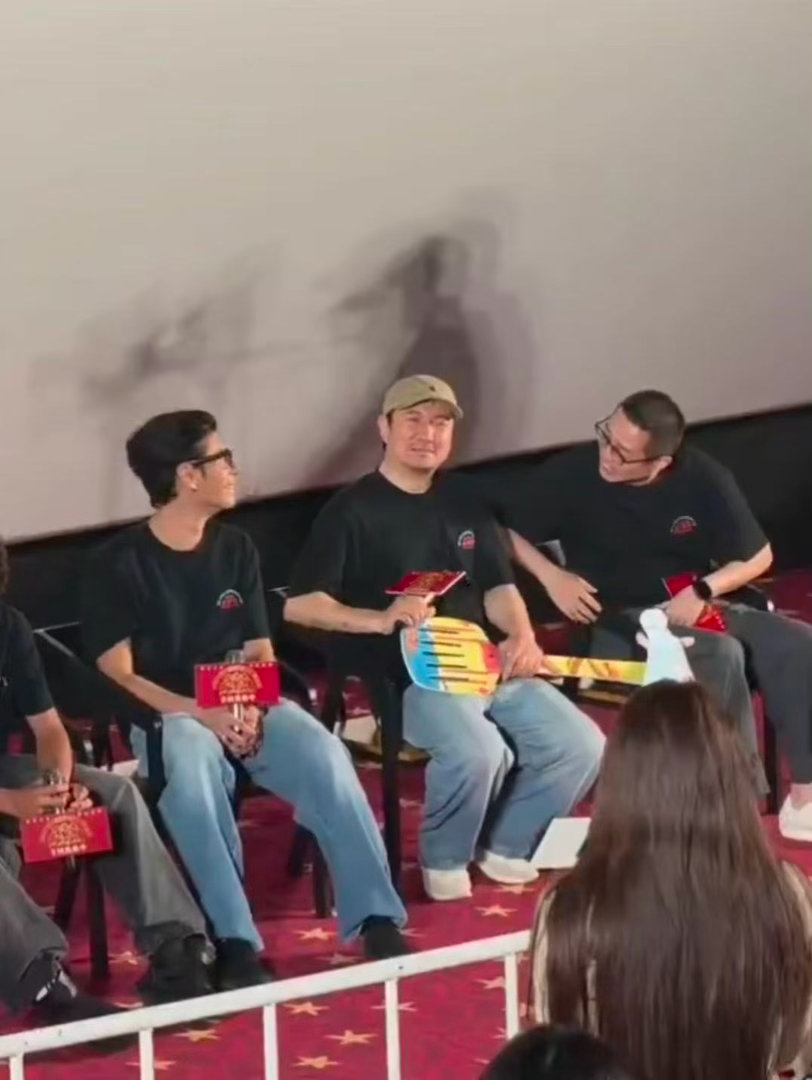 你们怎么又把沈腾弄哭了观众让沈腾做无忧无虑的小老头路演现场破防瞬间！观众暖心寄语