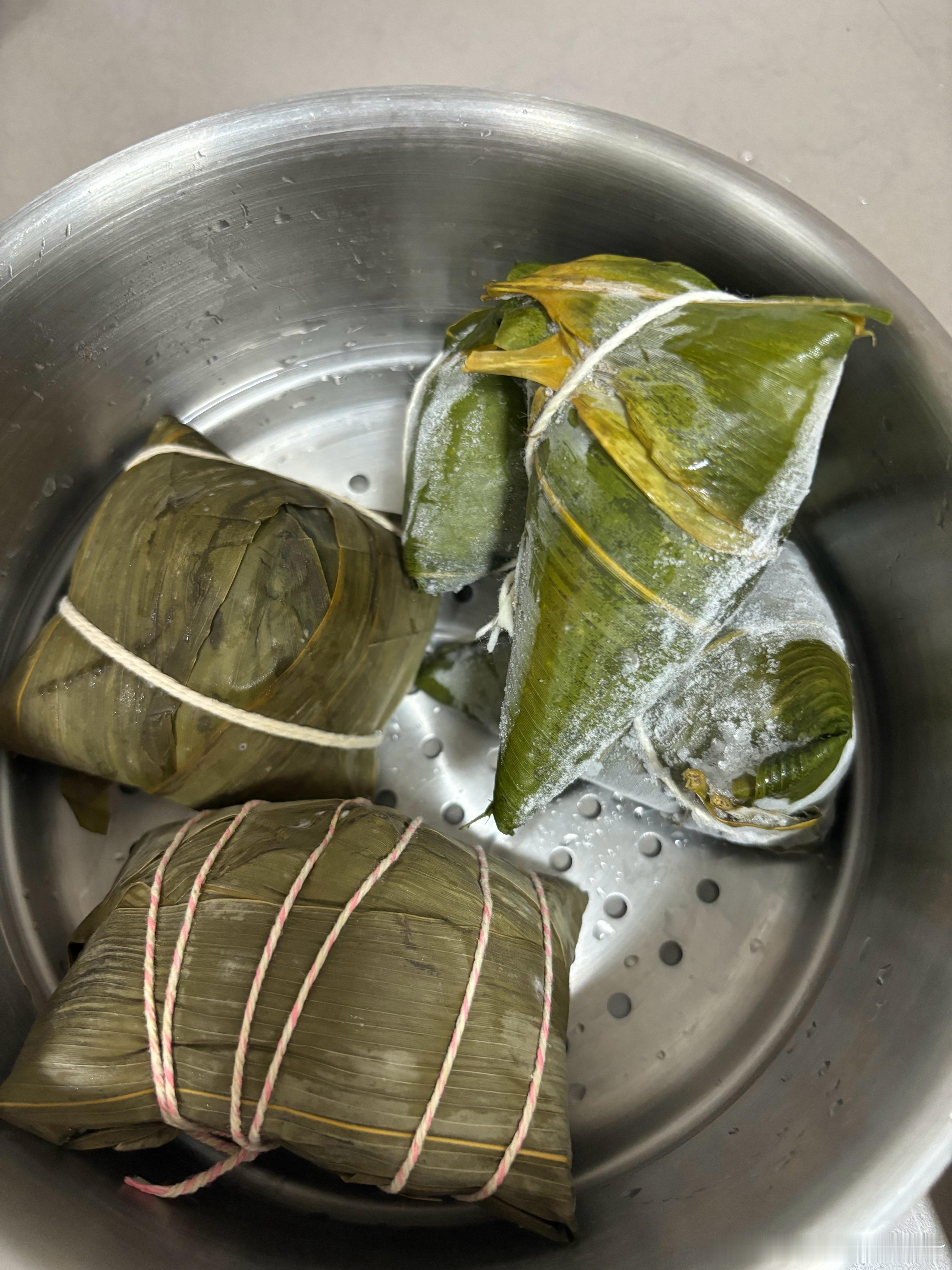 卖不完的粽子都去哪儿了     一般过节的粽子都吃不完，不会把一部分冷冻到冰箱，