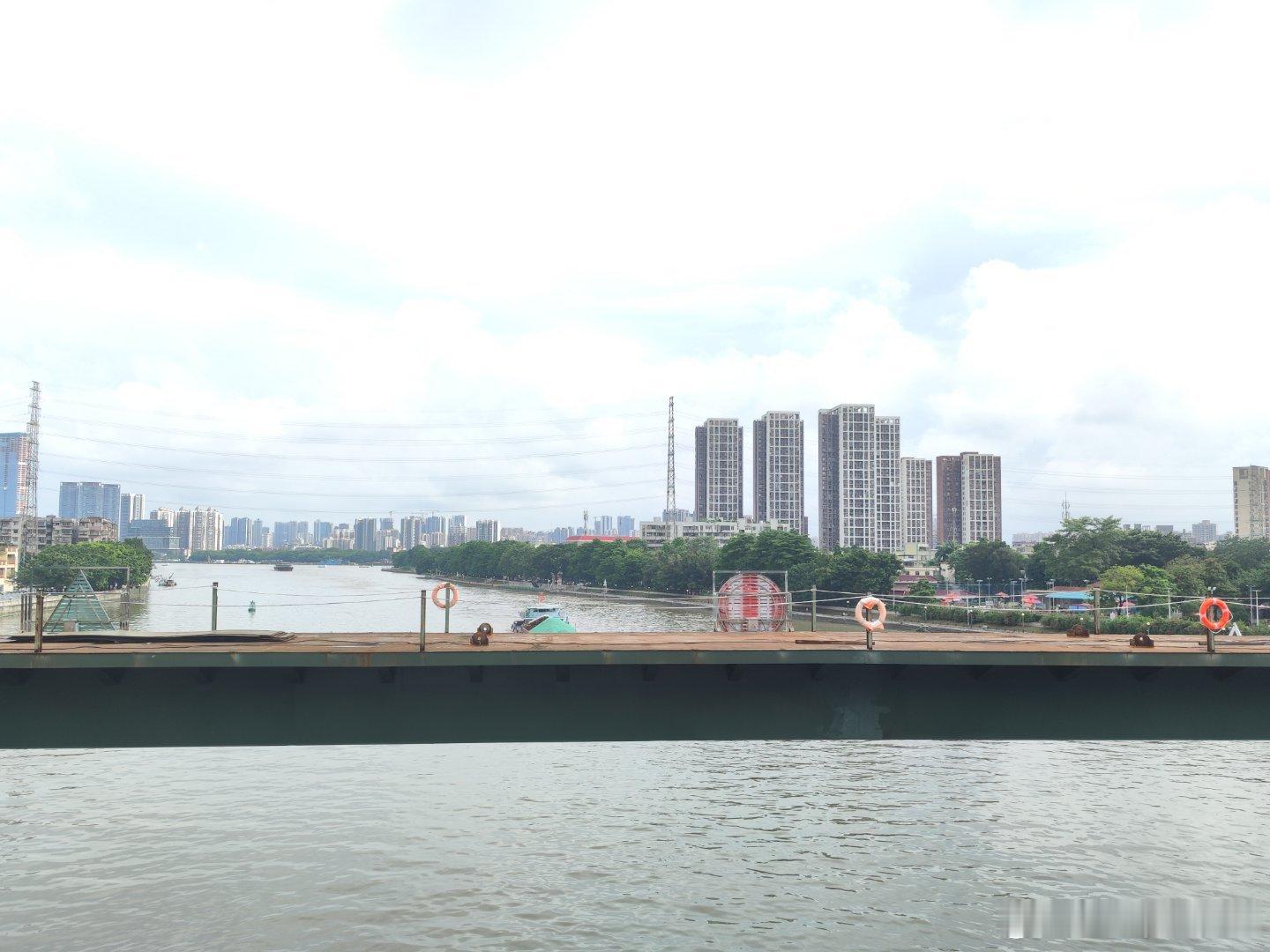 珠江大桥东桥人行钢栈桥已经完成任务，正在拆除中。（已围蔽出入口，拆了栏杆） 