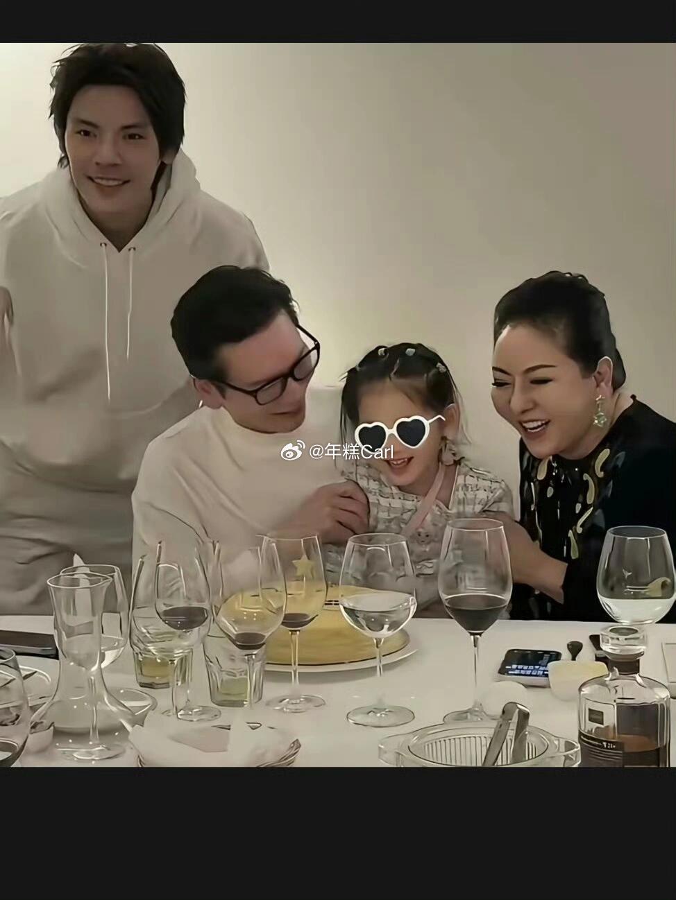 向佐郭碧婷女儿都这么大了！遗传也是小美女 