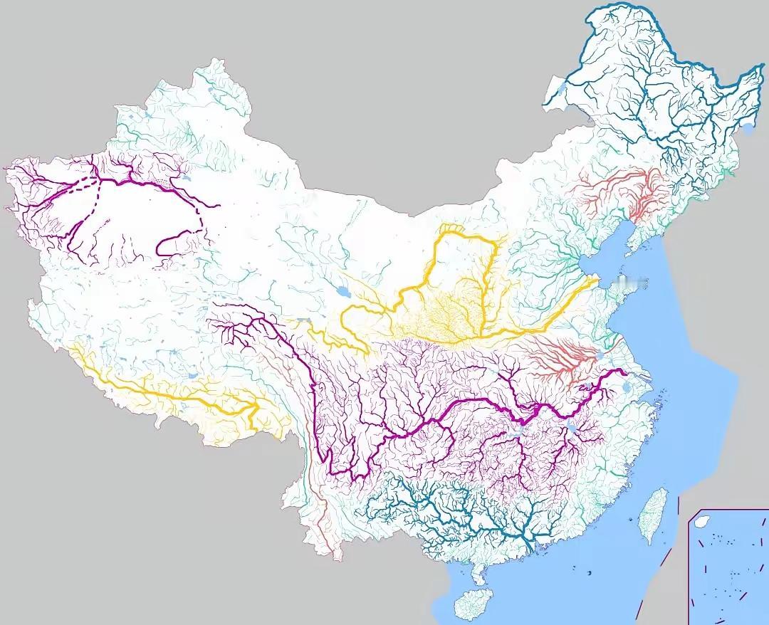 在这张图上，长江、黄河、珠江、淮河、黑龙江等大江大河用不同的着色标注，细致清晰。