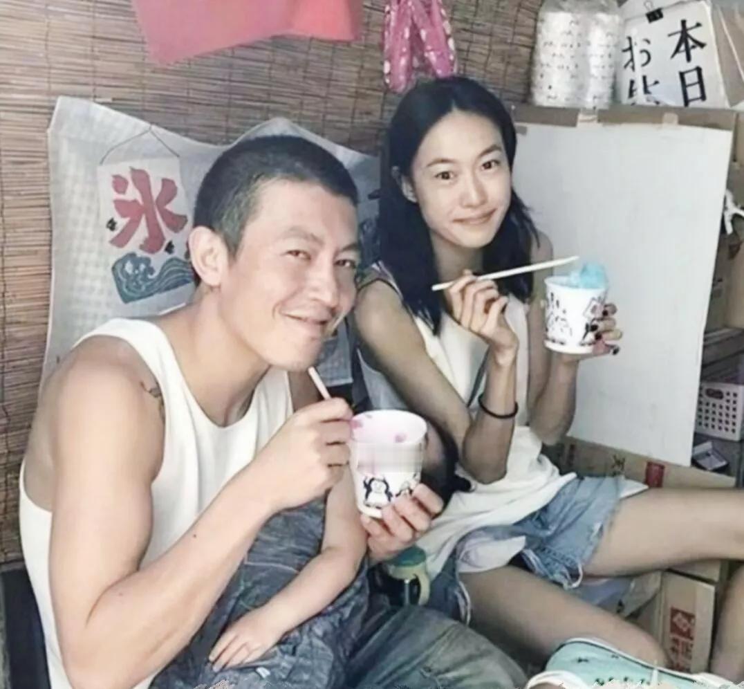 陈冠希和老婆秦舒培
没有一点明星架子
两人很接地气
就像一对农民夫妇
没有华丽