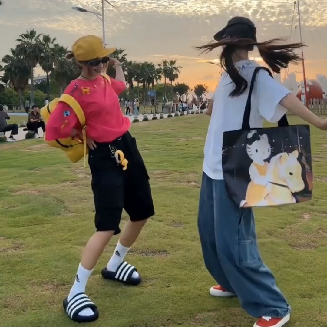 今天和闺蜜逛街时突然听到这首歌，直接原地跳起来了！🤣 跳得忘乎所以，路人都在笑