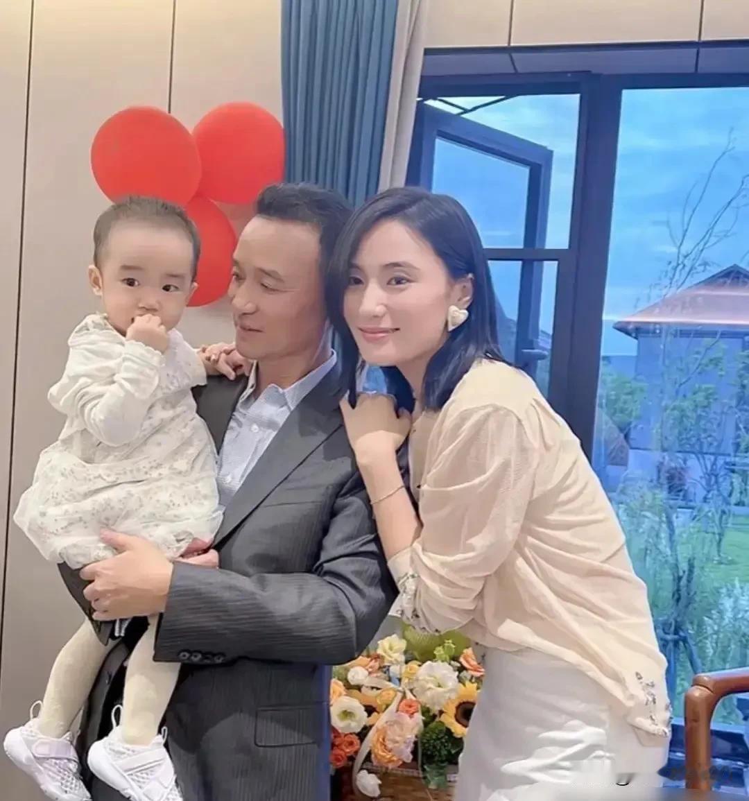 李亚鹏这些年衰老迅速，和岳父明明是同龄人，但岳父看起来还更显年轻帅气，脸上的皱纹