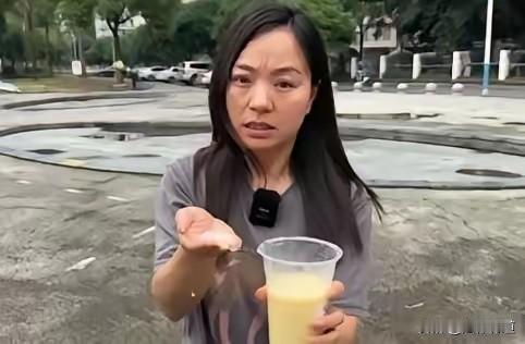 这是害人！鲜榨玉米汁却藏着玻璃碎片，原来是商家为省事，直接将糖包的包装袋直接丢进