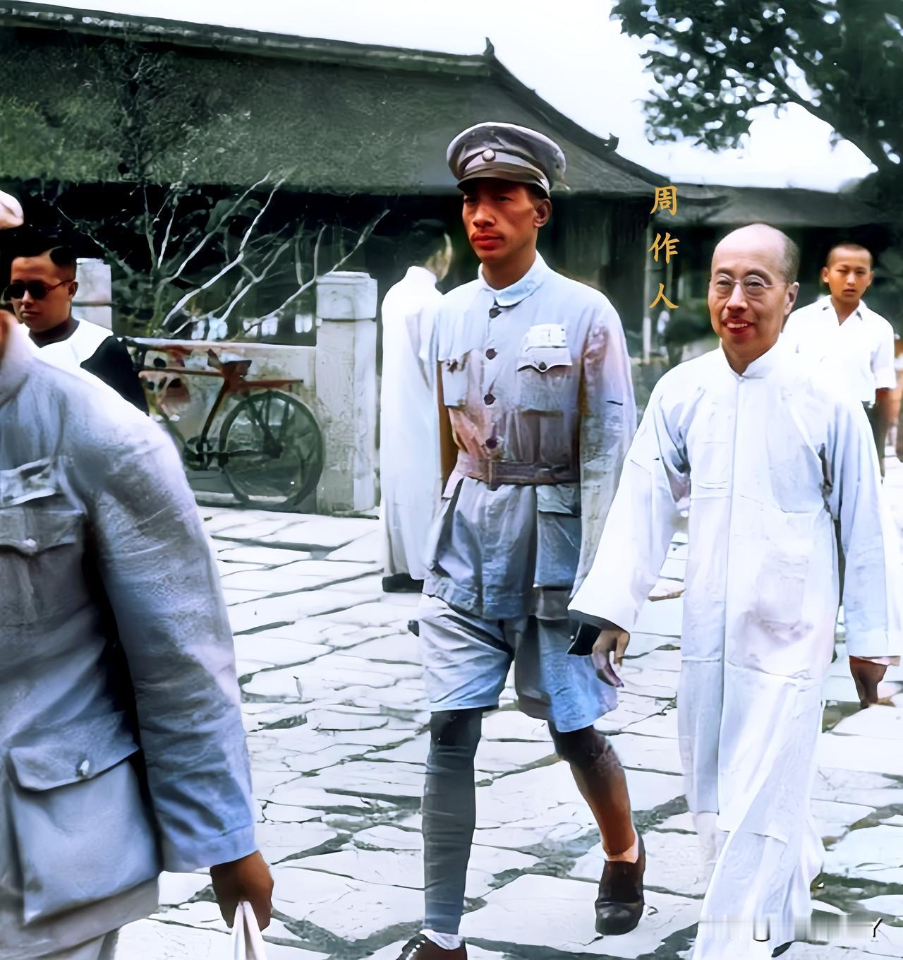 这是1949年64岁的周作人在南京老虎桥监狱被提前释放时的一张老照片，照片中直观