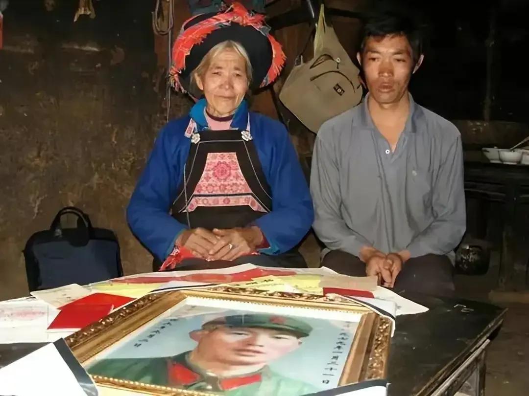 1979年，一战士为国牺牲。28年后，妻子贷款2000元，带着两个儿子来为丈夫扫