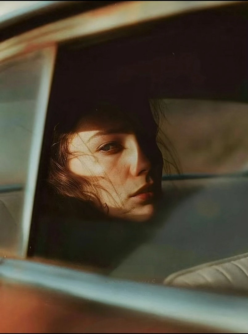 爱，往往是信息不对称带来的崇拜感。当你跳出局中，拥有上帝视角，那份滤镜般的崇拜便