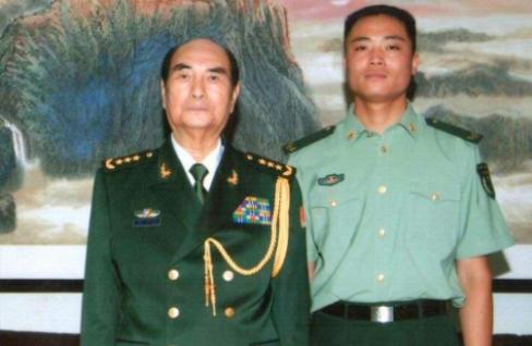 1990年5月，济南军区司令员张万年到驻莱阳某部视察。下车后，张万年就对陪同视察