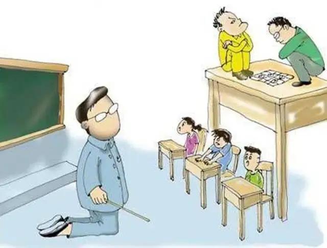 教师痛苦不堪。全因活成了夹心饼干。
当我们站在讲台上的那一刻，心里充满了对学生的