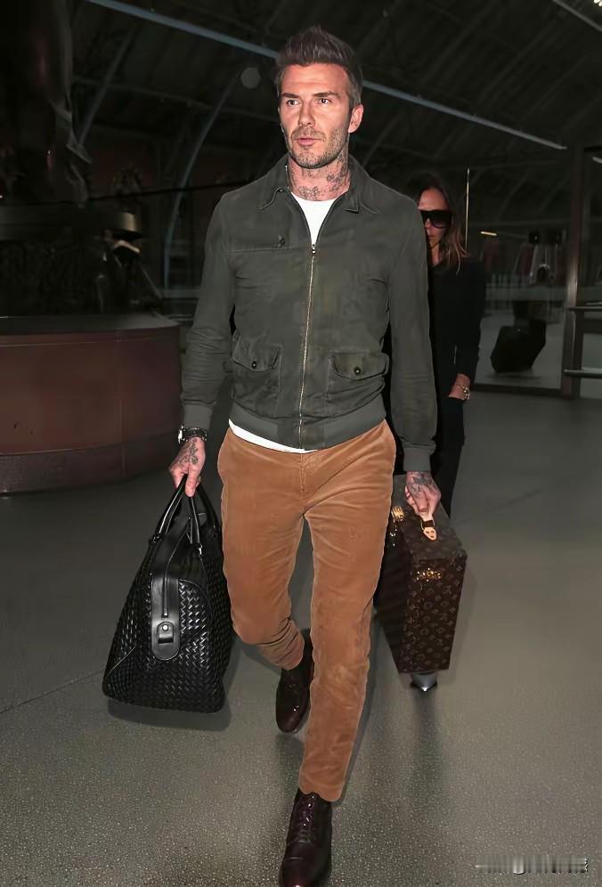 同样是贝克汉姆，为什么有的照片脖子上有纹身，而有的照片脖子上没有纹身，这究竟是怎