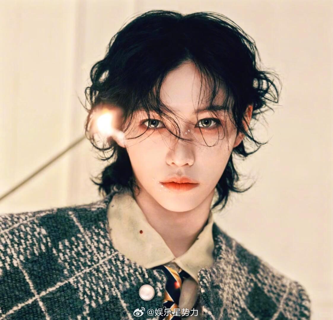 李龙馥用嘴型说我爱你全程挥手、比心、温柔营业，宠粉力直接拉满，温柔又有礼貌，营业