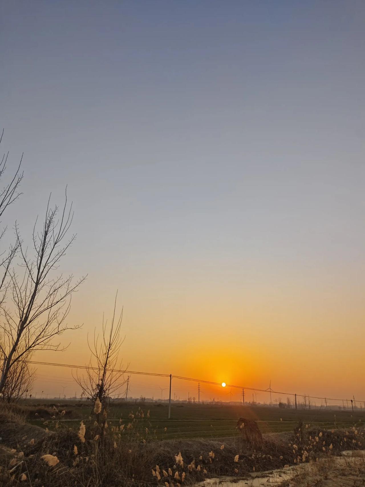 每天迎着朝阳上班，追着夕阳下班。
看看今天陪我一起下班的夕阳，好美！