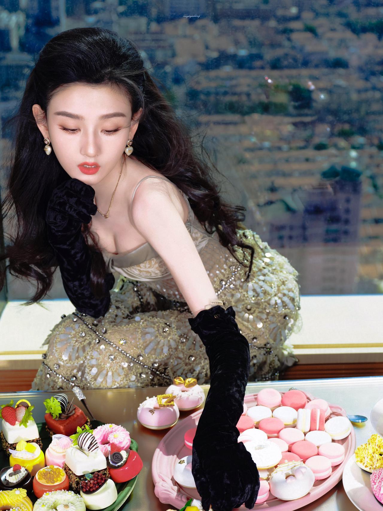 宋祖儿
金属的呼吸里，光在裙褶间折叠
你是被电流唤醒的星子
长发漫过冷色的墙
每