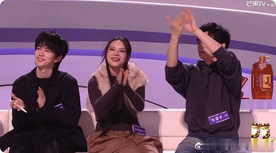 第一次见选手和评委差点打起来 夏哲轩的热烈表演引发辩论，乐评人各抒己见，这才是音