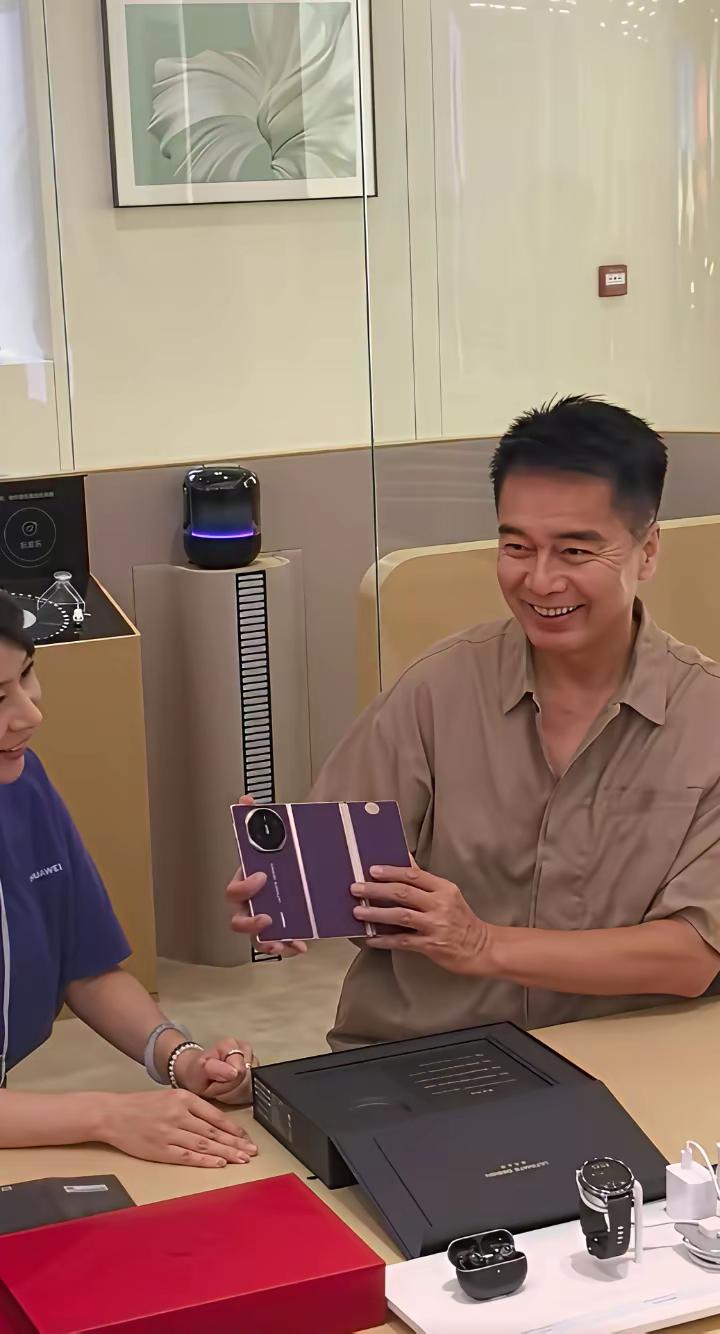祁厅长手里的手机是什么牌子的？非常好看