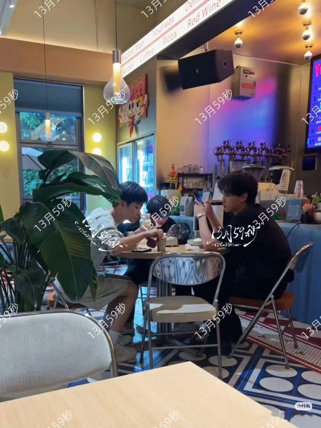 网友拍的梓渝田栩宁吃饭状态，梓渝专心干饭，田栩宁边吃边看手机。这画面估计以后再也