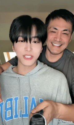 邵兵直播亲了邵子恒邵兵邵子恒直播同框宇宙闪烁请注意 邵兵突然出现在儿子直播间，父