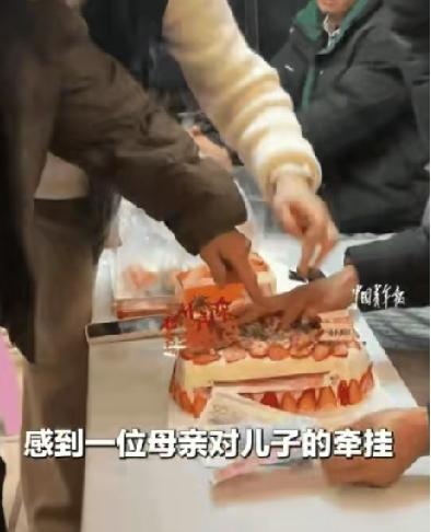 意外的惊喜，下班刚进小区院老母亲座在小区的凳子上，手里拉着破旧的拉杆箱。从江苏到