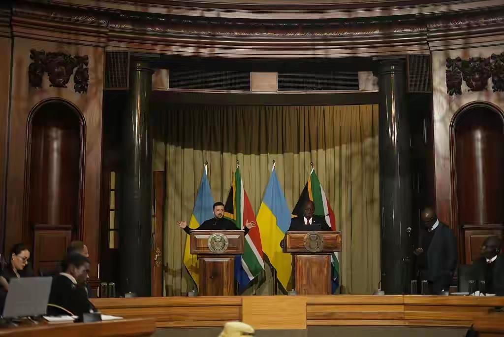 近期特朗普和泽连斯基这事儿真是有够热闹。当地时间4月23日，特朗普在“真实社交”