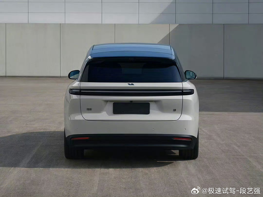 理想i8 增加后驱版本，整体改动不大，门把手符合最新国标！理想i8﻿ ﻿