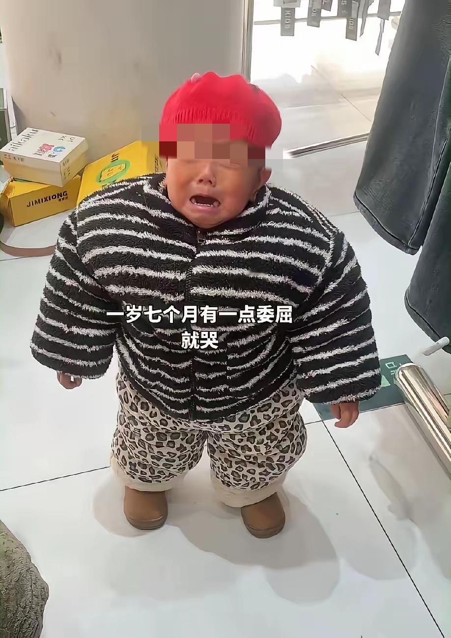 婆婆把孩子打扮成这样合适吗？

在网上刷到这样一个图片，一个一岁零七个多月的孩子