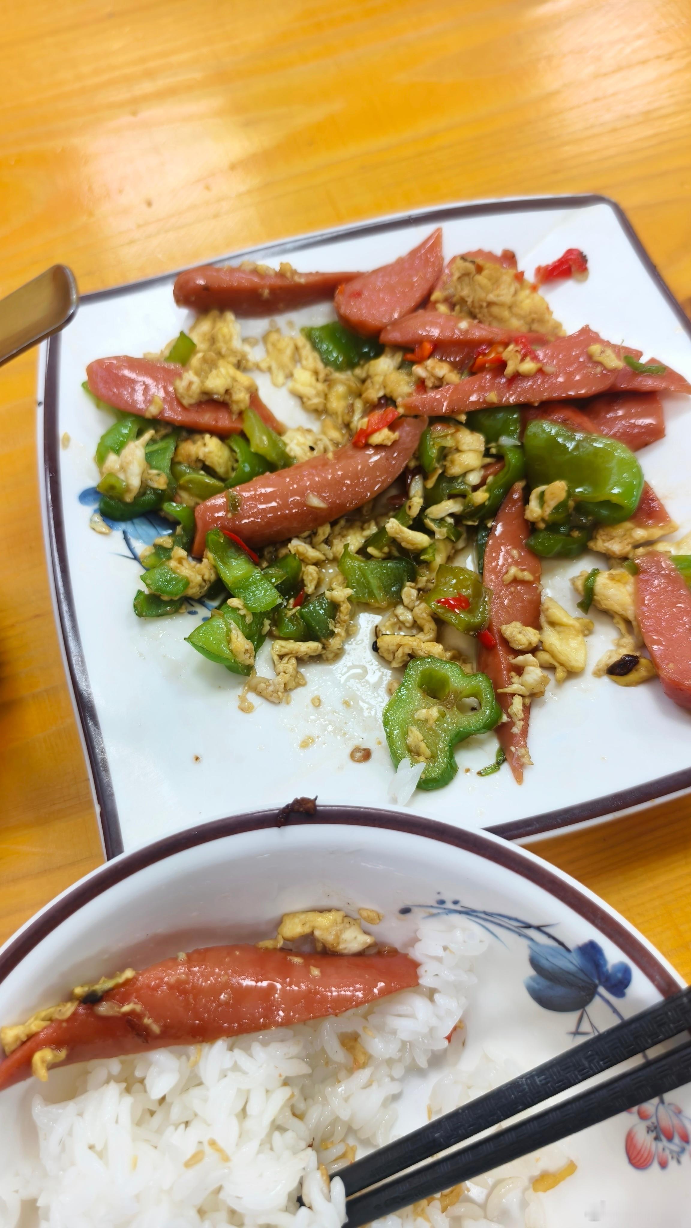 听到隔壁桌，忍不住想🤣客户：这个豆芽是青豆芽还是绿豆芽服务员：黄豆芽 