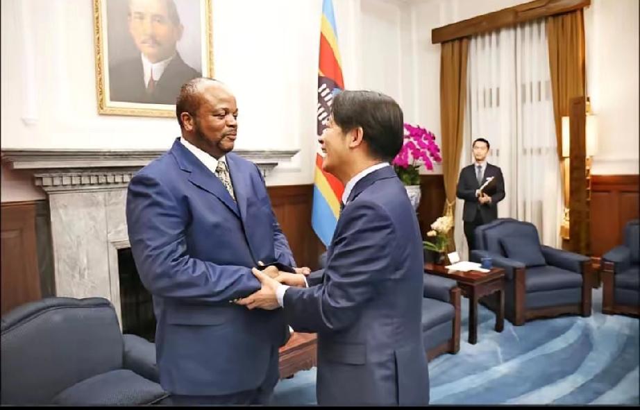 西班牙首相桑切斯，站在清华大学的讲台上。
台下黑压压一片，都是顶尖学府的脑袋。大