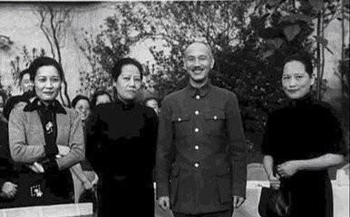 晚年宋美龄移居美国，一直怀念姐姐宋庆龄，为何常说姐姐还在就好了？宋美龄晚年一直生